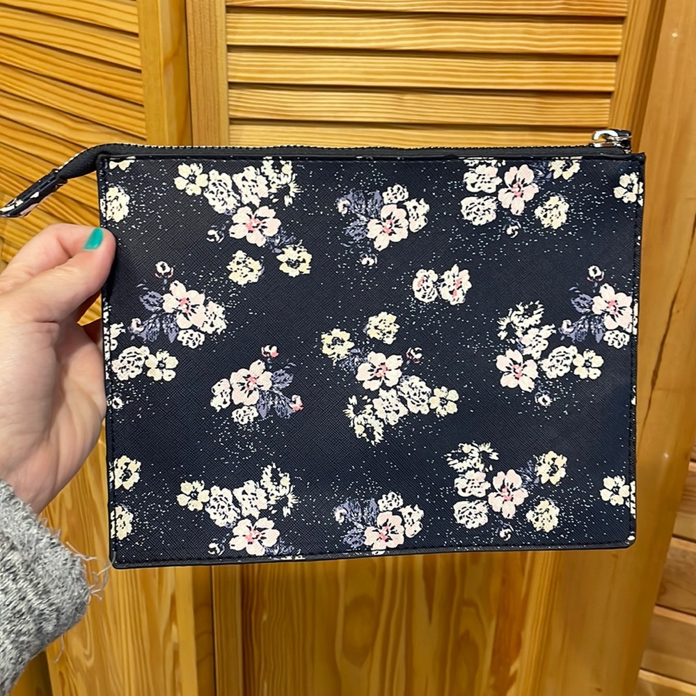 ✨5 for $25✨Navy floral zippered clutch